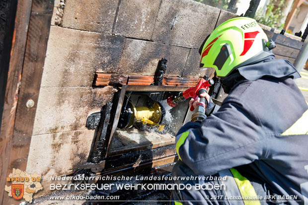 20170615 Bei Müllinselbrand in Tribuswinkel Gasleitung, Carport, Pkw sowie Stromanschlusskästen in Brand geraten 20170615 Bei Müllinselbrand in Tribuswinkel Gasleitung, Carport, Pkw sowie Stromanschlusskästen in Brand geraten