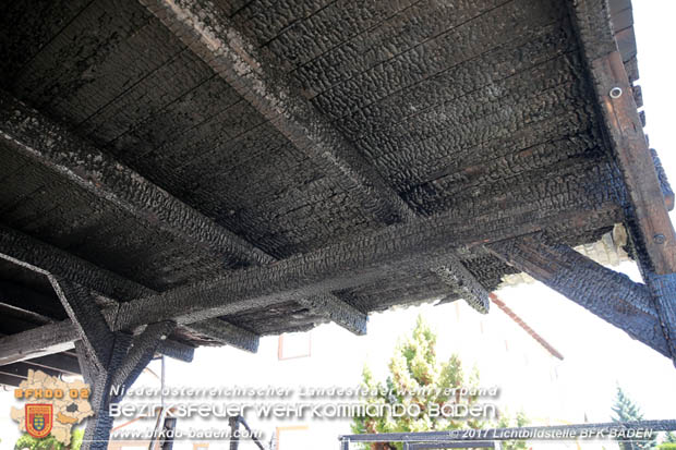 20170615 Bei Müllinselbrand in Tribuswinkel Gasleitung, Carport, Pkw sowie Stromanschlusskästen in Brand geraten 20170615 Bei Müllinselbrand in Tribuswinkel Gasleitung, Carport, Pkw sowie Stromanschlusskästen in Brand geraten