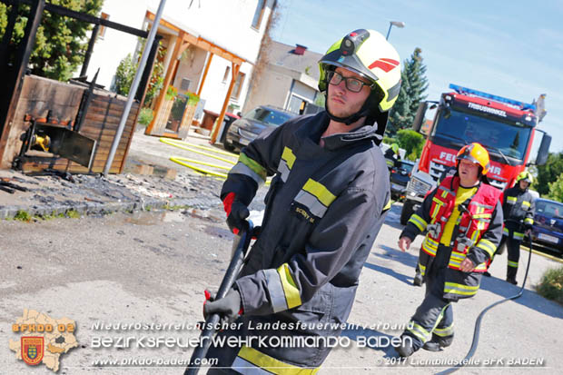20170615 Bei Müllinselbrand in Tribuswinkel Gasleitung, Carport, Pkw sowie Stromanschlusskästen in Brand geraten 20170615 Bei Müllinselbrand in Tribuswinkel Gasleitung, Carport, Pkw sowie Stromanschlusskästen in Brand geraten