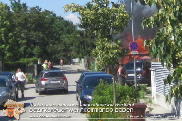 20170615 Bei Müllinselbrand in Tribuswinkel Gasleitung, Carport, Pkw sowie Stromanschlusskästen in Brand geraten Foto: © FF Tribuswinkel 20170615 Bei Müllinselbrand in Tribuswinkel Gasleitung, Carport, Pkw sowie Stromanschlusskästen in Brand geraten Foto: © FF Tribuswinkel