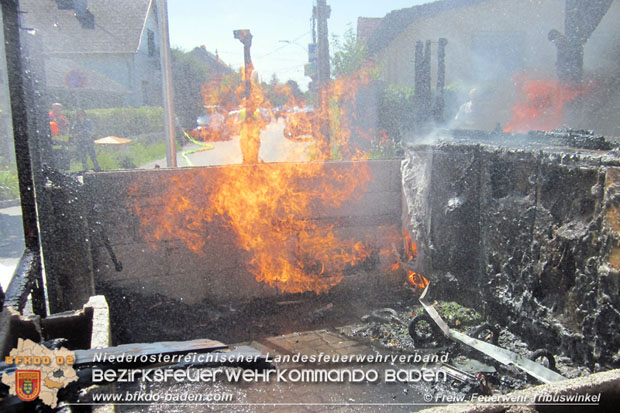 20170615 Bei Müllinselbrand in Tribuswinkel Gasleitung, Carport, Pkw sowie Stromanschlusskästen in Brand geraten Foto: © FF Tribuswinkel 20170615 Bei Müllinselbrand in Tribuswinkel Gasleitung, Carport, Pkw sowie Stromanschlusskästen in Brand geraten Foto: © FF Tribuswinkel