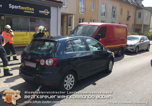 20170618 Fahrzeug prallt im Ortsgebiet von Hirtenberg in geparkten Kleintransporter   Foto: © FF Hirtenberg