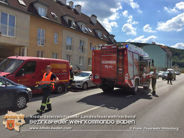 20170618 Fahrzeug prallt im Ortsgebiet von Hirtenberg in geparkten Kleintransporter   Foto: © FF Hirtenberg