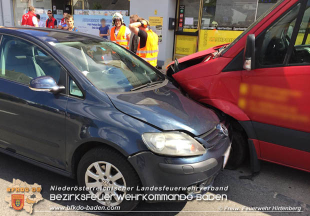 20170618 Fahrzeug prallt im Ortsgebiet von Hirtenberg in geparkten Kleintransporter   Foto: © FF Hirtenberg
