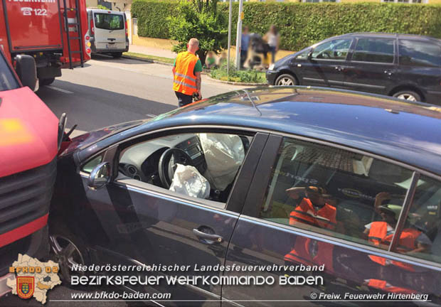 20170618 Fahrzeug prallt im Ortsgebiet von Hirtenberg in geparkten Kleintransporter   Foto: © FF Hirtenberg