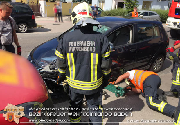 20170618 Fahrzeug prallt im Ortsgebiet von Hirtenberg in geparkten Kleintransporter   Foto: © FF Hirtenberg