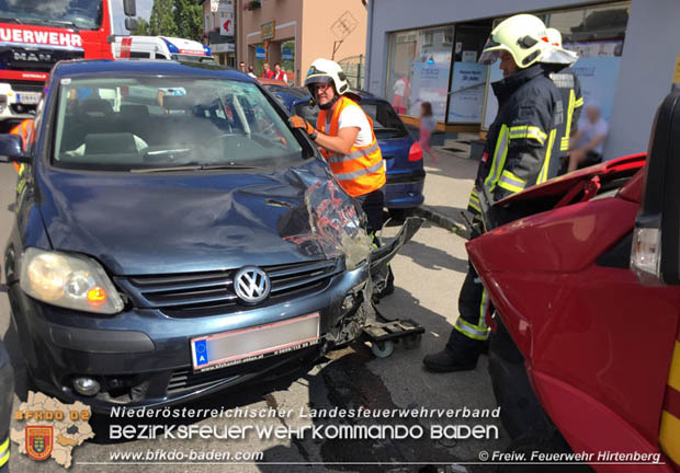 20170618 Fahrzeug prallt im Ortsgebiet von Hirtenberg in geparkten Kleintransporter   Foto: © FF Hirtenberg