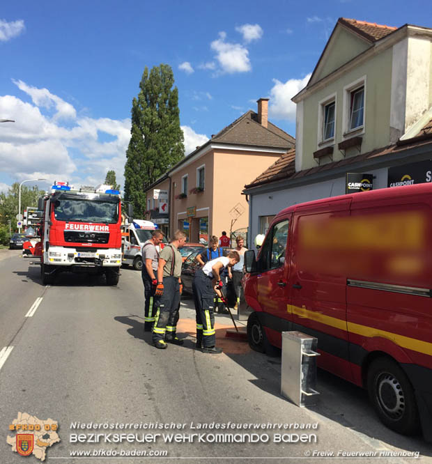 20170618 Fahrzeug prallt im Ortsgebiet von Hirtenberg in geparkten Kleintransporter   Foto: © FF Hirtenberg