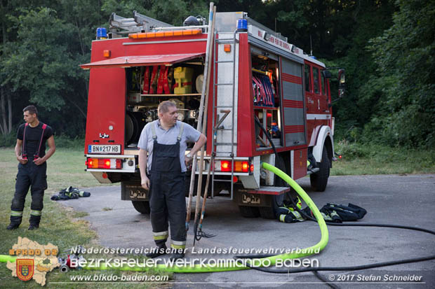 20170619 Brand von Strohballen im Schlosspark Tribuswinkel  Foto: Stefan Schneider BFK Baden