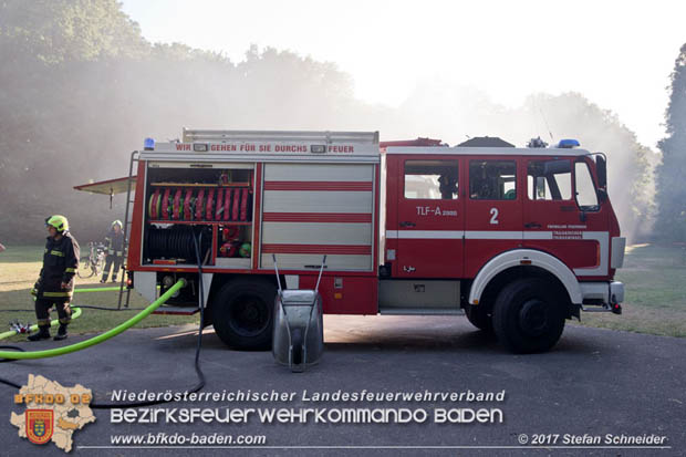 20170619 Brand von Strohballen im Schlosspark Tribuswinkel  Foto: Stefan Schneider BFK Baden