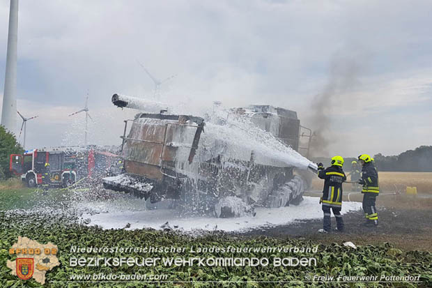 20170707 Vollbrand eines Mähdreschers zwischen Pottendorf und Tattendorf Foto: © Adolf Pfingstl FF Pottendorf 20170707 Vollbrand eines Mähdreschers zwischen Pottendorf und Tattendorf Foto: © Adolf Pfingstl FF Pottendorf