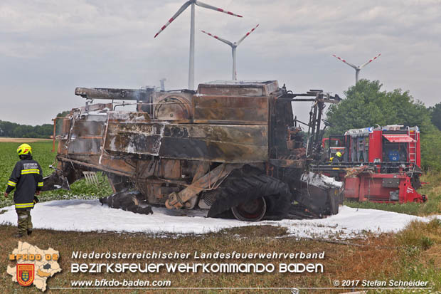 20170707 Vollbrand eines Mähdreschers zwischen Pottendorf und Tattendorf Foto: © Stefan Schneider BFK Baden 20170707 Vollbrand eines Mähdreschers zwischen Pottendorf und Tattendorf Foto: © Stefan Schneider BFK Baden
