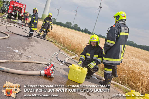 20170707 Vollbrand eines Mähdreschers zwischen Pottendorf und Tattendorf Foto: © Stefan Schneider BFK Baden 20170707 Vollbrand eines Mähdreschers zwischen Pottendorf und Tattendorf Foto: © Stefan Schneider BFK Baden