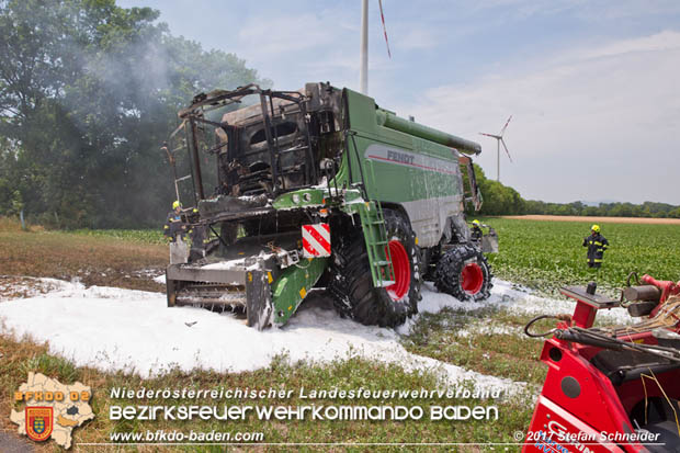 20170707 Vollbrand eines Mähdreschers zwischen Pottendorf und Tattendorf Foto: © Stefan Schneider BFK Baden 20170707 Vollbrand eines Mähdreschers zwischen Pottendorf und Tattendorf Foto: © Stefan Schneider BFK Baden