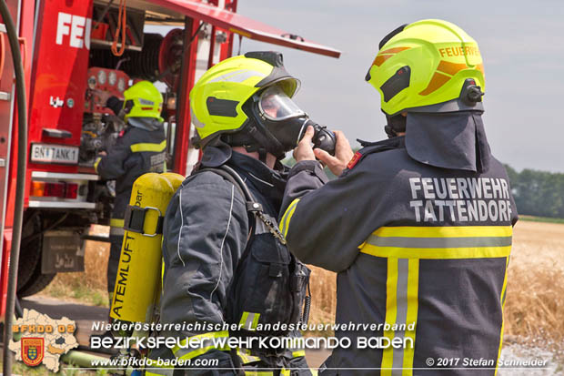 20170707 Vollbrand eines Mähdreschers zwischen Pottendorf und Tattendorf Foto: © Stefan Schneider BFK Baden 20170707 Vollbrand eines Mähdreschers zwischen Pottendorf und Tattendorf Foto: © Stefan Schneider BFK Baden