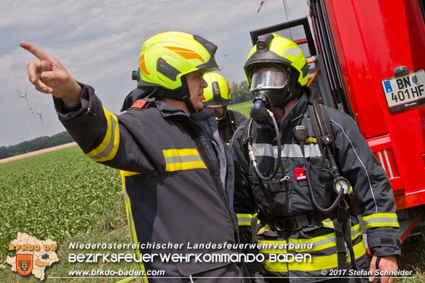 20170707 Vollbrand eines Mähdreschers zwischen Pottendorf und Tattendorf Foto: © Stefan Schneider BFK Baden 20170707 Vollbrand eines Mähdreschers zwischen Pottendorf und Tattendorf Foto: © Stefan Schneider BFK Baden