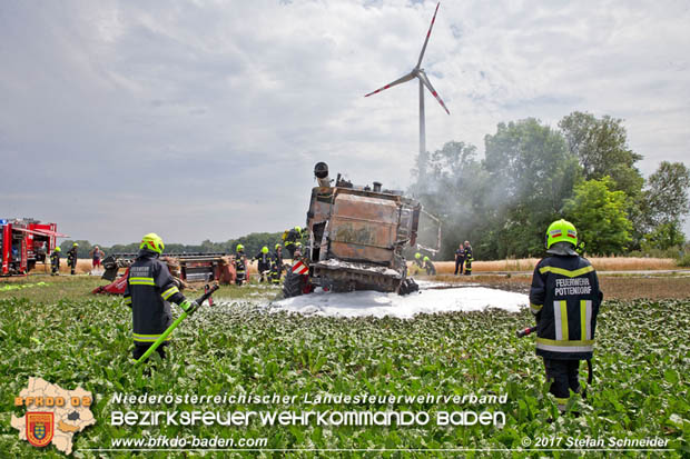 20170707 Vollbrand eines Mähdreschers zwischen Pottendorf und Tattendorf Foto: © Stefan Schneider BFK Baden 20170707 Vollbrand eines Mähdreschers zwischen Pottendorf und Tattendorf Foto: © Stefan Schneider BFK Baden