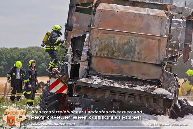 20170707 Vollbrand eines Mähdreschers zwischen Pottendorf und Tattendorf Foto: © Stefan Schneider BFK Baden 20170707 Vollbrand eines Mähdreschers zwischen Pottendorf und Tattendorf Foto: © Stefan Schneider BFK Baden