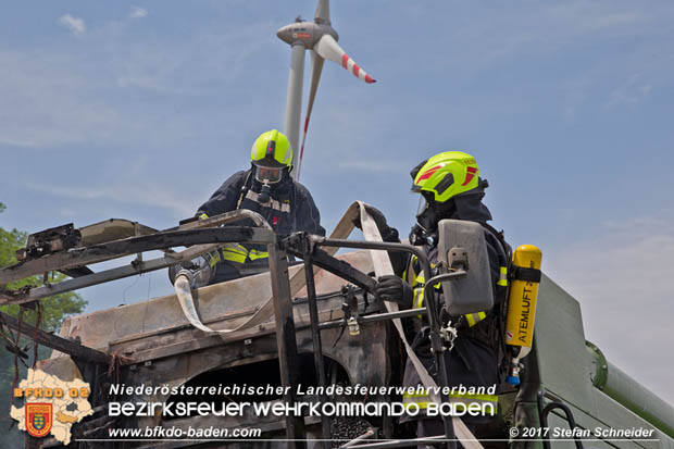 20170707 Vollbrand eines Mähdreschers zwischen Pottendorf und Tattendorf Foto: © Stefan Schneider BFK Baden 20170707 Vollbrand eines Mähdreschers zwischen Pottendorf und Tattendorf Foto: © Stefan Schneider BFK Baden