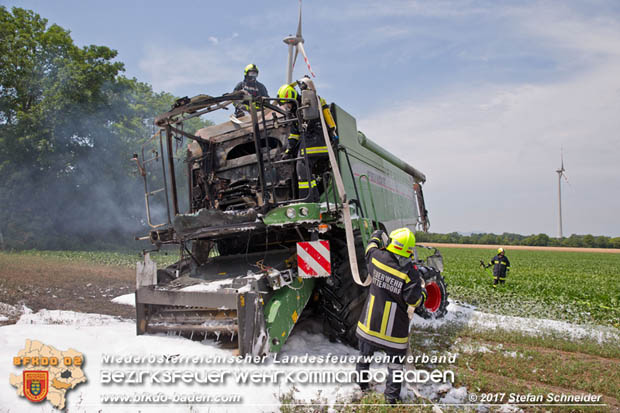 20170707 Vollbrand eines Mähdreschers zwischen Pottendorf und Tattendorf Foto: © Stefan Schneider BFK Baden 20170707 Vollbrand eines Mähdreschers zwischen Pottendorf und Tattendorf Foto: © Stefan Schneider BFK Baden