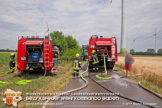 20170707 Vollbrand eines Mähdreschers zwischen Pottendorf und Tattendorf Foto: © Stefan Schneider BFK Baden 20170707 Vollbrand eines Mähdreschers zwischen Pottendorf und Tattendorf Foto: © Stefan Schneider BFK Baden