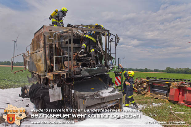 20170707 Vollbrand eines Mähdreschers zwischen Pottendorf und Tattendorf Foto: © Stefan Schneider BFK Baden 20170707 Vollbrand eines Mähdreschers zwischen Pottendorf und Tattendorf Foto: © Stefan Schneider BFK Baden