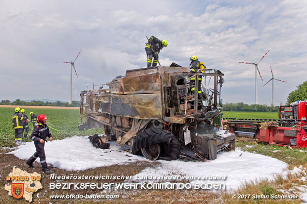 20170707 Vollbrand eines Mähdreschers zwischen Pottendorf und Tattendorf Foto: © Stefan Schneider BFK Baden 20170707 Vollbrand eines Mähdreschers zwischen Pottendorf und Tattendorf Foto: © Stefan Schneider BFK Baden