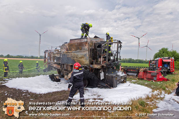 20170707 Vollbrand eines Mähdreschers zwischen Pottendorf und Tattendorf Foto: © Stefan Schneider BFK Baden 20170707 Vollbrand eines Mähdreschers zwischen Pottendorf und Tattendorf Foto: © Stefan Schneider BFK Baden