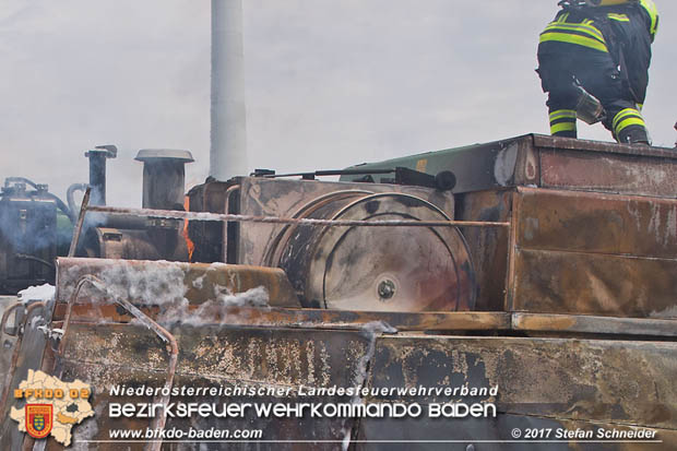 20170707 Vollbrand eines Mähdreschers zwischen Pottendorf und Tattendorf Foto: © Stefan Schneider BFK Baden 20170707 Vollbrand eines Mähdreschers zwischen Pottendorf und Tattendorf Foto: © Stefan Schneider BFK Baden