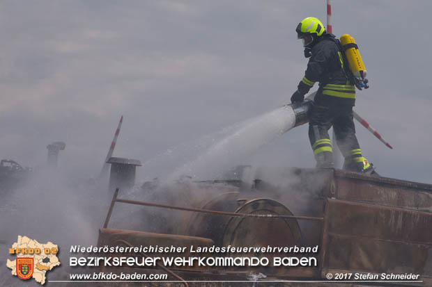 20170707 Vollbrand eines Mähdreschers zwischen Pottendorf und Tattendorf Foto: © Stefan Schneider BFK Baden 20170707 Vollbrand eines Mähdreschers zwischen Pottendorf und Tattendorf Foto: © Stefan Schneider BFK Baden