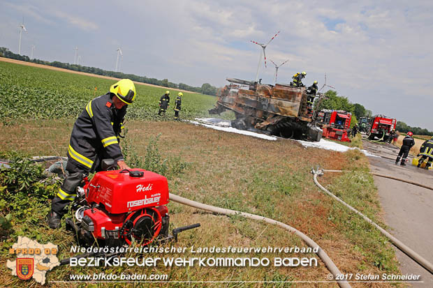 20170707 Vollbrand eines Mähdreschers zwischen Pottendorf und Tattendorf Foto: © Stefan Schneider BFK Baden 20170707 Vollbrand eines Mähdreschers zwischen Pottendorf und Tattendorf Foto: © Stefan Schneider BFK Baden