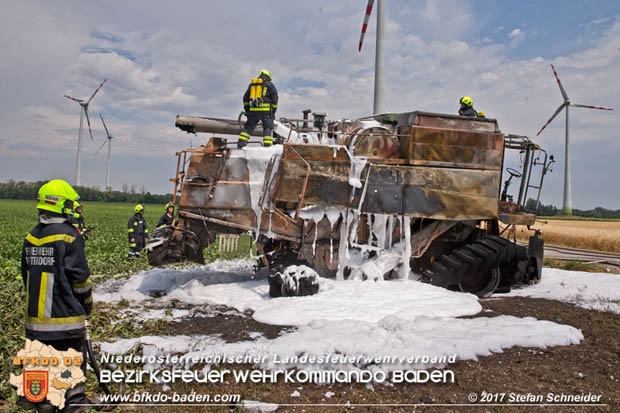 20170707 Vollbrand eines Mähdreschers zwischen Pottendorf und Tattendorf Foto: © Stefan Schneider BFK Baden 20170707 Vollbrand eines Mähdreschers zwischen Pottendorf und Tattendorf Foto: © Stefan Schneider BFK Baden