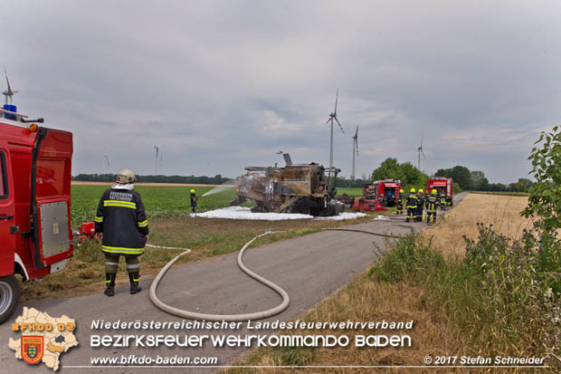 20170707 Vollbrand eines Mähdreschers zwischen Pottendorf und Tattendorf Foto: © Stefan Schneider BFK Baden 20170707 Vollbrand eines Mähdreschers zwischen Pottendorf und Tattendorf Foto: © Stefan Schneider BFK Baden