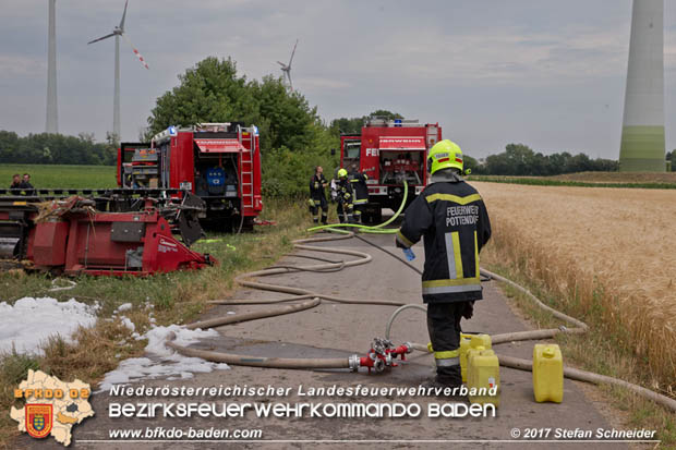 20170707 Vollbrand eines Mähdreschers zwischen Pottendorf und Tattendorf Foto: © Stefan Schneider BFK Baden 20170707 Vollbrand eines Mähdreschers zwischen Pottendorf und Tattendorf Foto: © Stefan Schneider BFK Baden