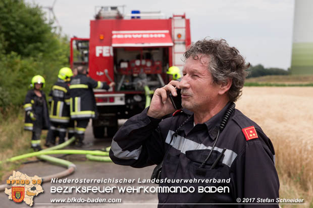 20170707 Vollbrand eines Mähdreschers zwischen Pottendorf und Tattendorf Foto: © Stefan Schneider BFK Baden 20170707 Vollbrand eines Mähdreschers zwischen Pottendorf und Tattendorf Foto: © Stefan Schneider BFK Baden