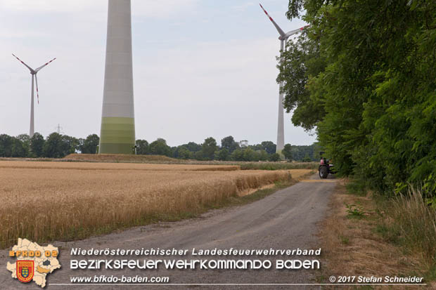 20170707 Vollbrand eines Mähdreschers zwischen Pottendorf und Tattendorf  Foto: © Stefan Schneider BFK Baden