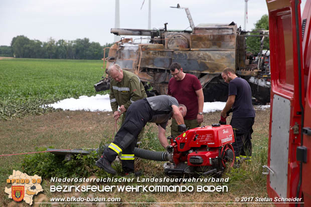20170707 Vollbrand eines Mähdreschers zwischen Pottendorf und Tattendorf Foto: © Stefan Schneider BFK Baden 20170707 Vollbrand eines Mähdreschers zwischen Pottendorf und Tattendorf Foto: © Stefan Schneider BFK Baden