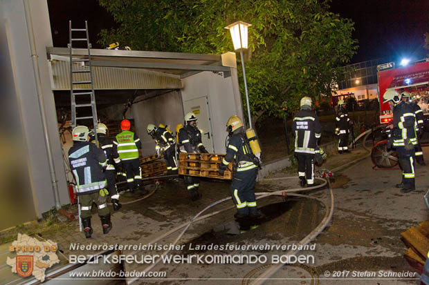 20170707 Naechtlicher Brand in einer Garage in Bad Voeslau Foto:© Stefan Schneider BFK Baden 20170707 Naechtlicher Brand in einer Garage in Bad Voeslau Foto:© Stefan Schneider BFK Baden
