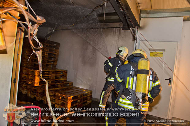 20170707 Naechtlicher Brand in einer Garage in Bad Voeslau Foto:© Stefan Schneider BFK Baden 20170707 Naechtlicher Brand in einer Garage in Bad Voeslau Foto:© Stefan Schneider BFK Baden