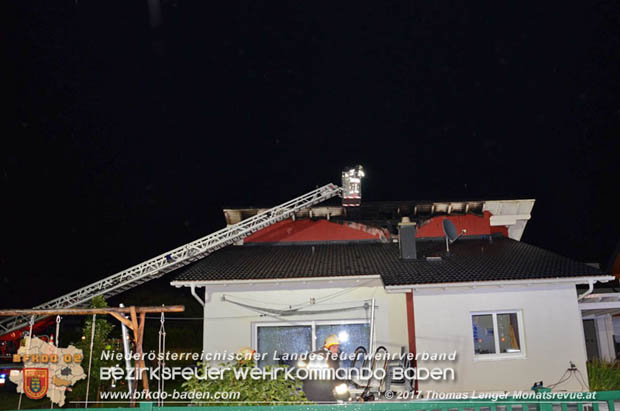 20170710 Ein vermutlicher Blitzschlag löste einen Dachstuhlbrand in Trumau aus Foto: © Thomas Lenger Monatsrevue.at 20170710 Ein vermutlicher Blitzschlag löste einen Dachstuhlbrand in Trumau aus Foto: © Thomas Lenger Monatsrevue.at