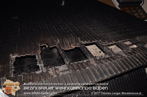 20170710 Ein vermutlicher Blitzschlag löste einen Dachstuhlbrand in Trumau aus Foto: © Thomas Lenger Monatsrevue.at 20170710 Ein vermutlicher Blitzschlag löste einen Dachstuhlbrand in Trumau aus Foto: © Thomas Lenger Monatsrevue.at