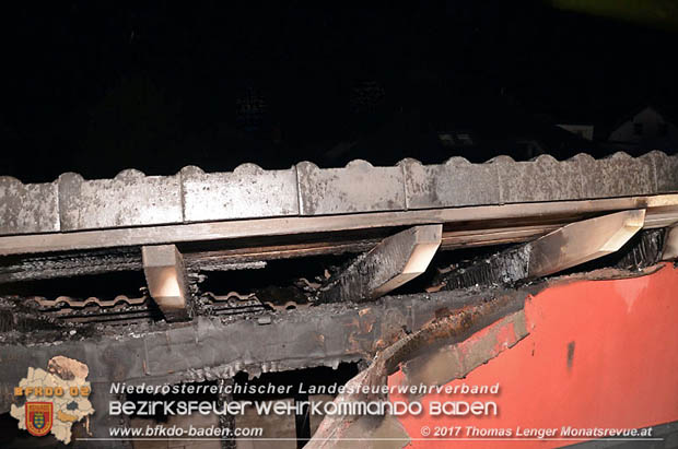 20170710 Ein vermutlicher Blitzschlag löste einen Dachstuhlbrand in Trumau aus Foto: © Thomas Lenger Monatsrevue.at 20170710 Ein vermutlicher Blitzschlag löste einen Dachstuhlbrand in Trumau aus Foto: © Thomas Lenger Monatsrevue.at