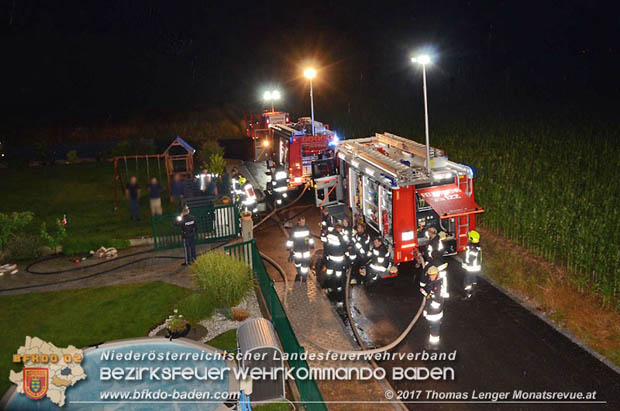 20170710 Ein vermutlicher Blitzschlag löste einen Dachstuhlbrand in Trumau aus Foto: © Thomas Lenger Monatsrevue.at 20170710 Ein vermutlicher Blitzschlag löste einen Dachstuhlbrand in Trumau aus Foto: © Thomas Lenger Monatsrevue.at
