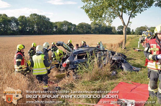 20170717 Pkw Lenkerin prallt gegen Baum auf der L4043 bei Mitterndorf a.d.Fischa Foto: © Thomas Lenger Monatsrevue.at 20170717 Pkw Lenkerin prallt gegen Baum auf der L4043 bei Mitterndorf a.d.Fischa Foto: © Thomas Lenger Monatsrevue.at