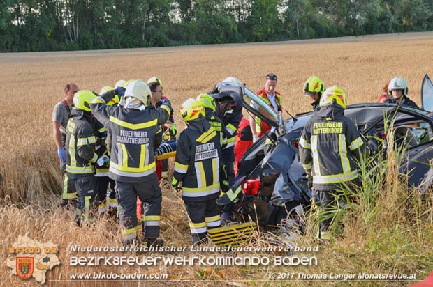 20170717 Pkw Lenkerin prallt gegen Baum auf der L4043 bei Mitterndorf a.d.Fischa Foto: © Thomas Lenger Monatsrevue.at 20170717 Pkw Lenkerin prallt gegen Baum auf der L4043 bei Mitterndorf a.d.Fischa Foto: © Thomas Lenger Monatsrevue.at