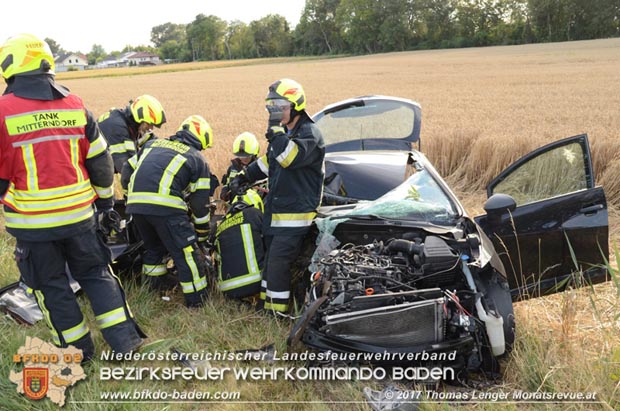 20170717 Pkw Lenkerin prallt gegen Baum auf der L4043 bei Mitterndorf a.d.Fischa Foto: © Thomas Lenger Monatsrevue.at 20170717 Pkw Lenkerin prallt gegen Baum auf der L4043 bei Mitterndorf a.d.Fischa Foto: © Thomas Lenger Monatsrevue.at