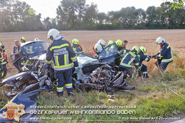 20170717 Pkw Lenkerin prallt gegen Baum auf der L4043 bei Mitterndorf a.d.Fischa Foto: © ASB ÖA Rene Weiner 20170717 Pkw Lenkerin prallt gegen Baum auf der L4043 bei Mitterndorf a.d.Fischa Foto: © ASB ÖA Rene Weiner