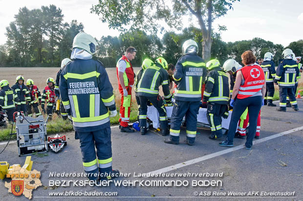 20170717 Pkw Lenkerin prallt gegen Baum auf der L4043 bei Mitterndorf a.d.Fischa Foto: © ASB ÖA Rene Weiner 20170717 Pkw Lenkerin prallt gegen Baum auf der L4043 bei Mitterndorf a.d.Fischa Foto: © ASB ÖA Rene Weiner