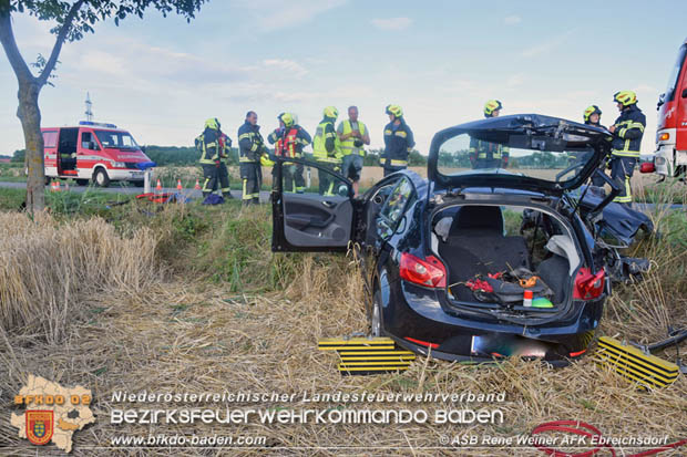 20170717 Pkw Lenkerin prallt gegen Baum auf der L4043 bei Mitterndorf a.d.Fischa Foto: © ASB ÖA Rene Weiner 20170717 Pkw Lenkerin prallt gegen Baum auf der L4043 bei Mitterndorf a.d.Fischa Foto: © ASB ÖA Rene Weiner