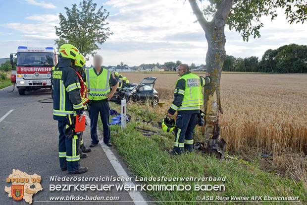 20170717 Pkw Lenkerin prallt gegen Baum auf der L4043 bei Mitterndorf a.d.Fischa Foto: © ASB ÖA Rene Weiner 20170717 Pkw Lenkerin prallt gegen Baum auf der L4043 bei Mitterndorf a.d.Fischa Foto: © ASB ÖA Rene Weiner
